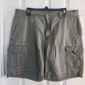 Men's Columbia Cargo Shorts in Olive Green